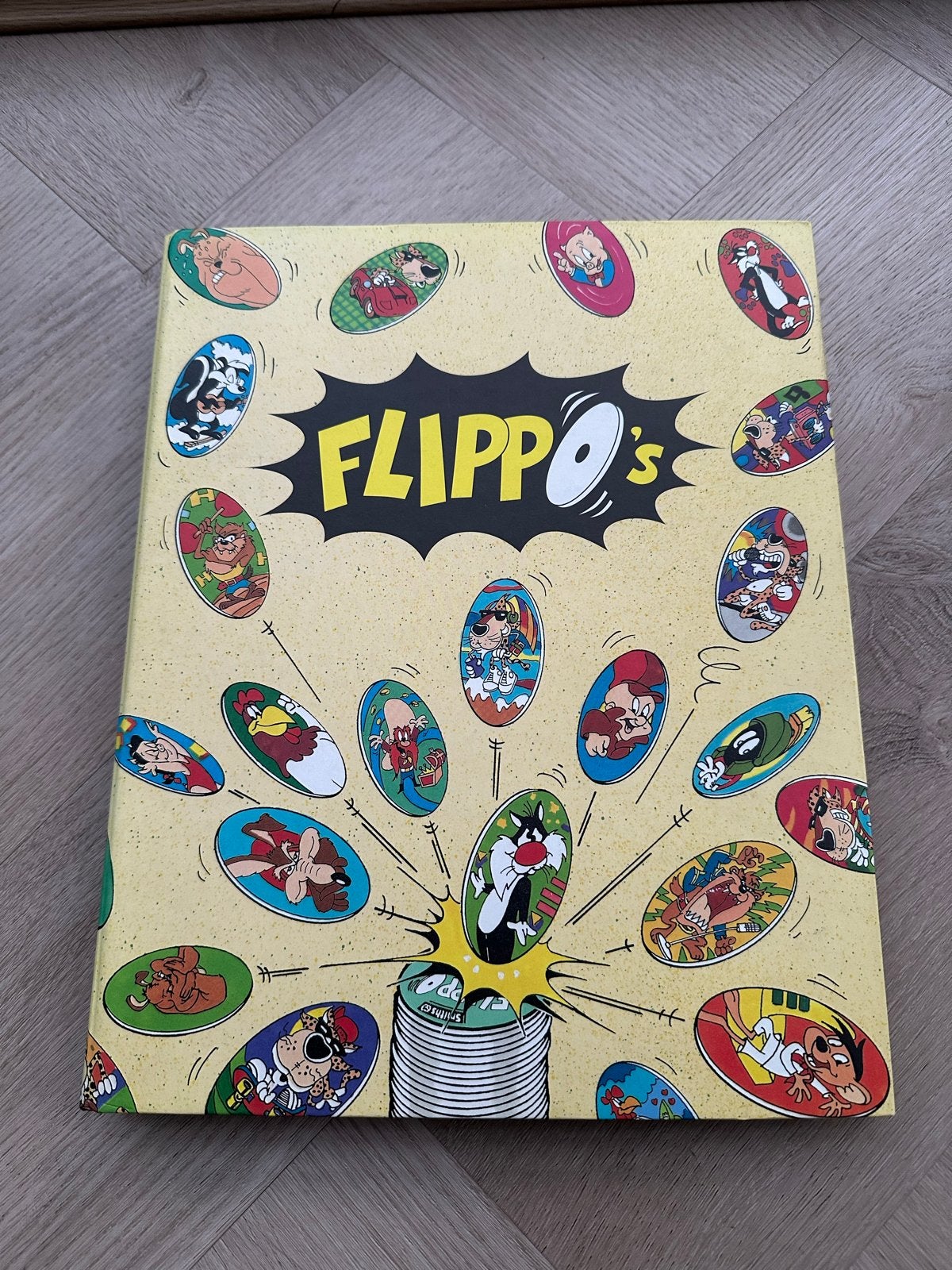 Grote verzameling Flippo's in map - Looney Tunes & Chester, Ophalen of Verzenden, Looney Tunes, Verzameling, Met verzamelmap(pen)