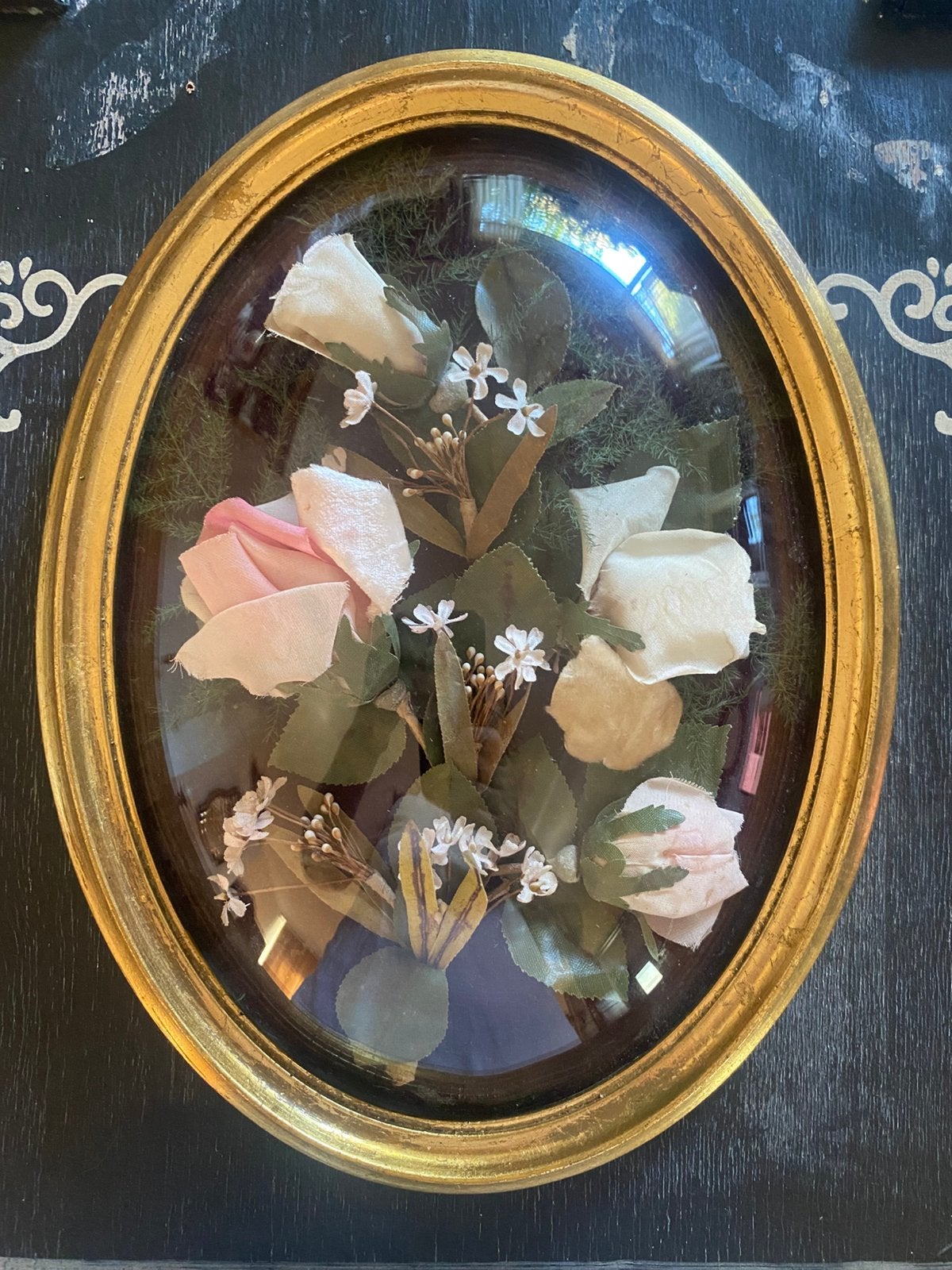 Corsages achter bol glas in goudkleurige lijst, Ophalen of Verzenden