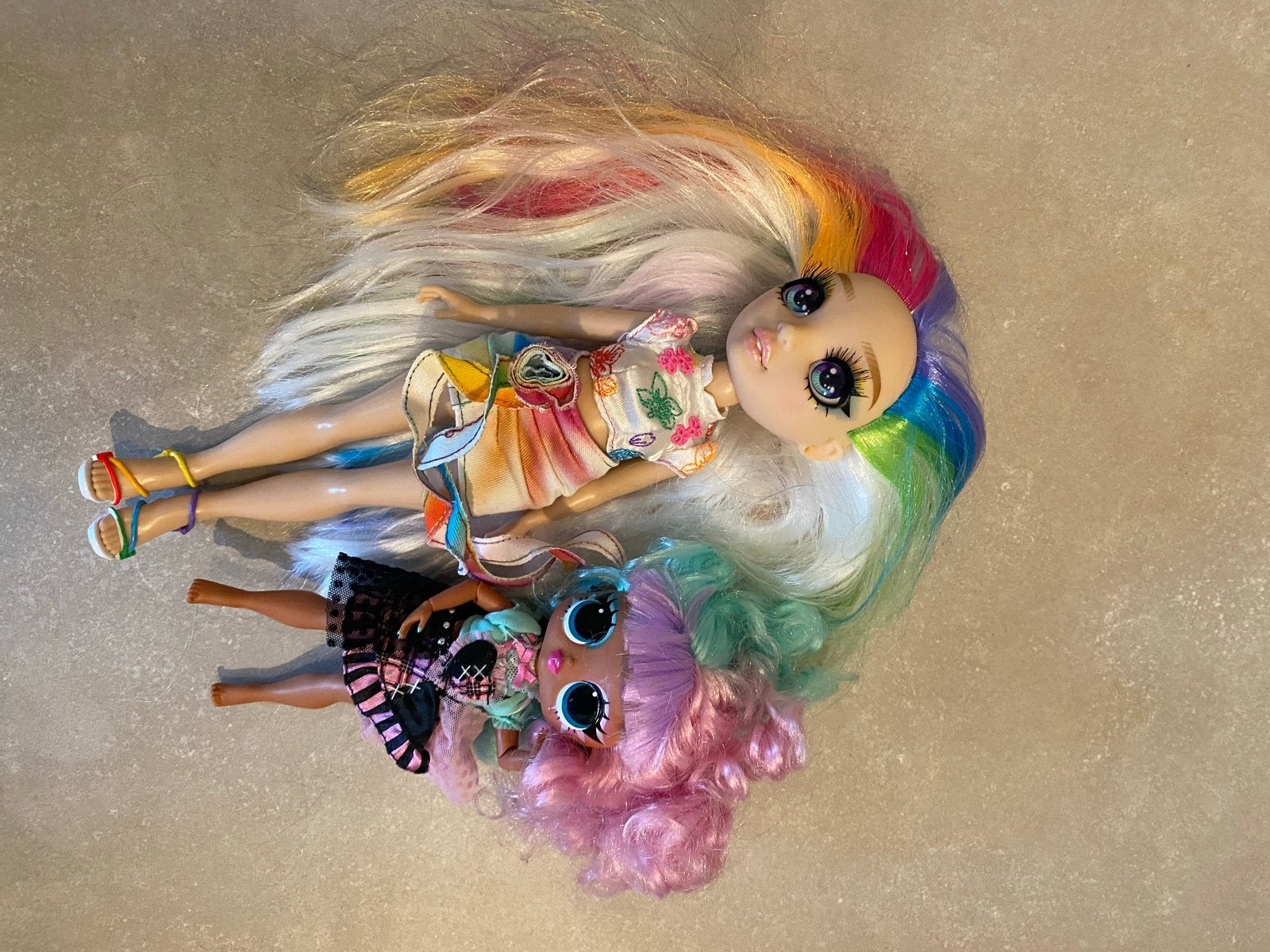 2 poppen: Rainbow High en LOL Surprise OMG, Ophalen of Verzenden, Zo goed als nieuw, Overige typen