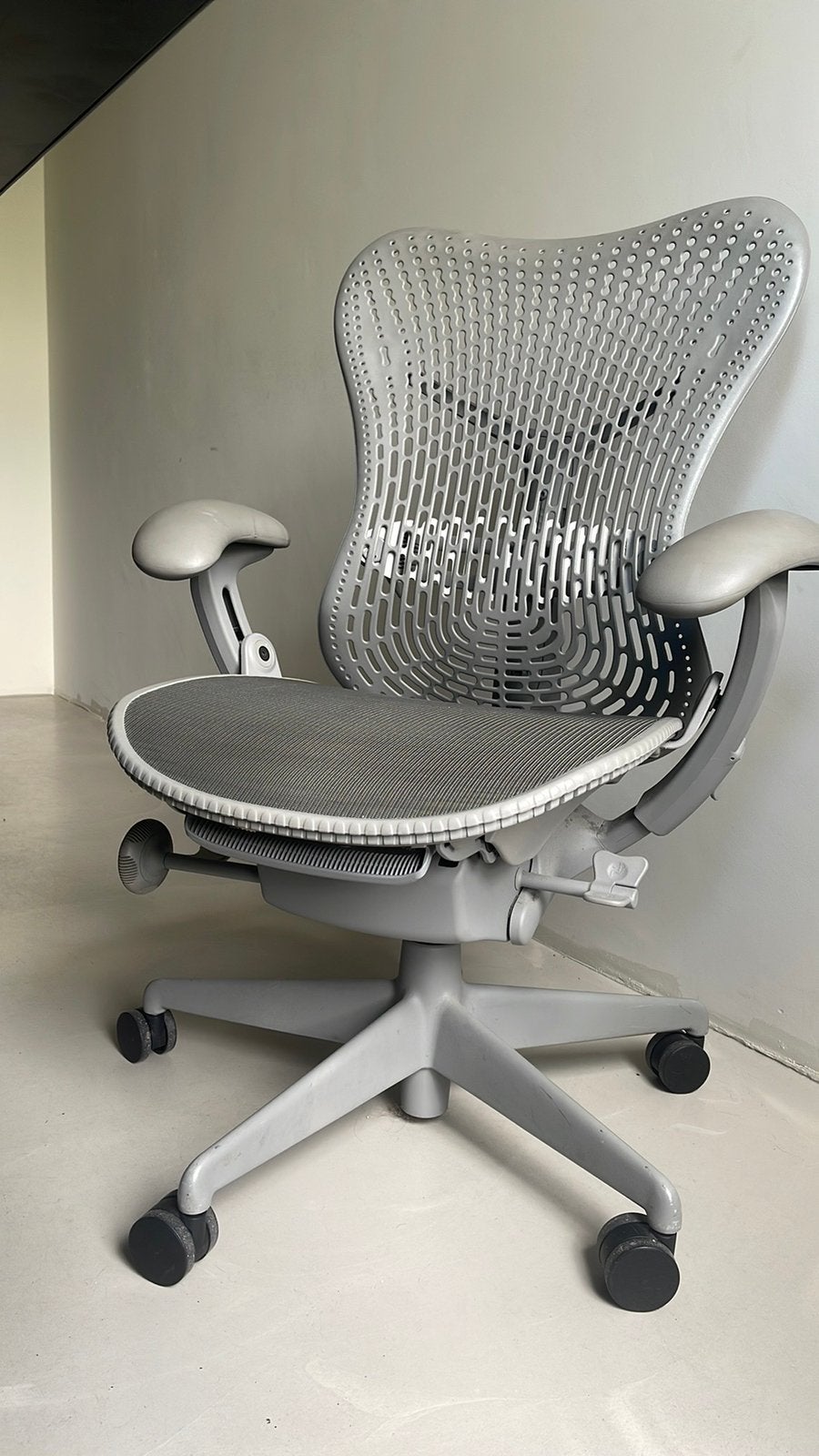 Herman Miller Mirra 1 (3st. Prijs/stuk), Huis en Inrichting, Ophalen, Gebruikt, Grijs, Bureaustoel