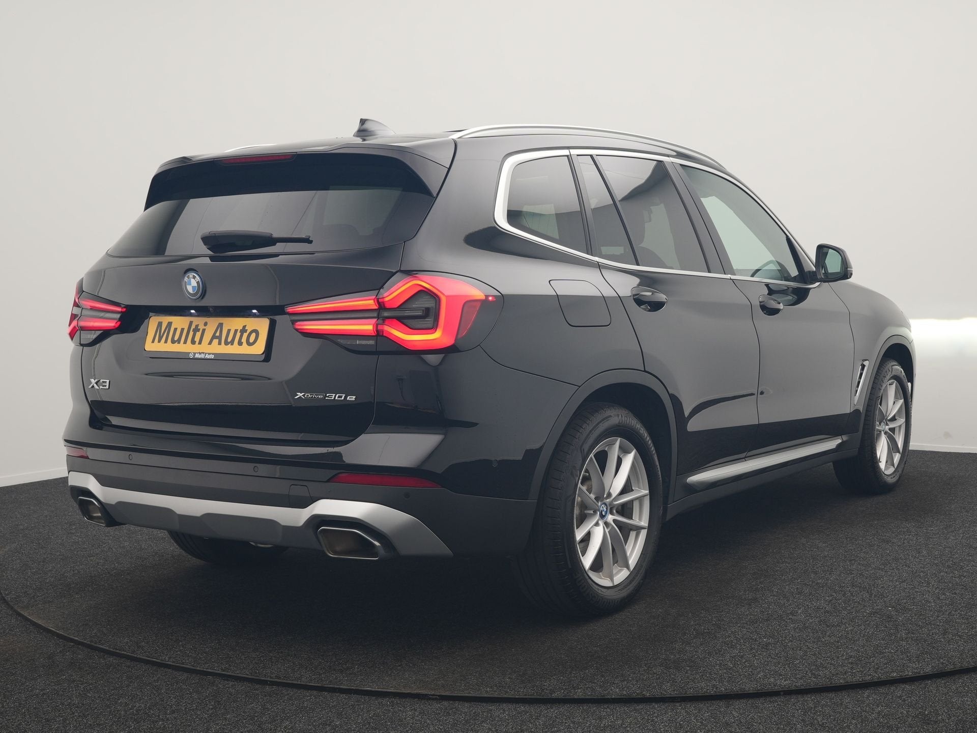 BMW X3 xDrive30e Advantage FACELIFT PHEV 293pk Dealer O.H. |, Auto's, BMW, Automaat, Gebruikt, Zwart, 2000 kg