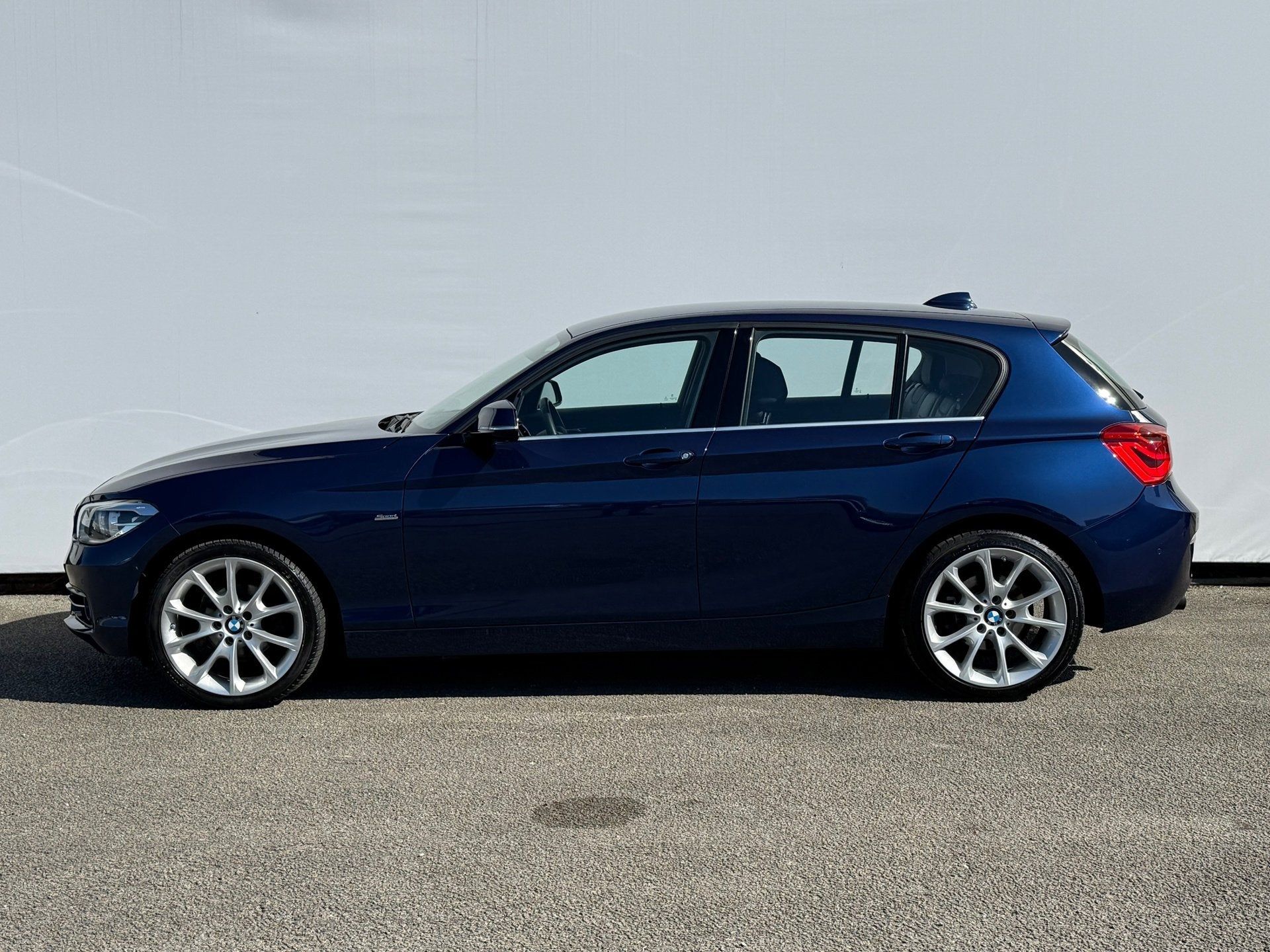 BMW 1-serie 118d High Executive Sport | Leer | Xenon | Stoel, Auto's, BMW, Achterwielaandrijving, Euro 6, 4 cilinders, 150 pk