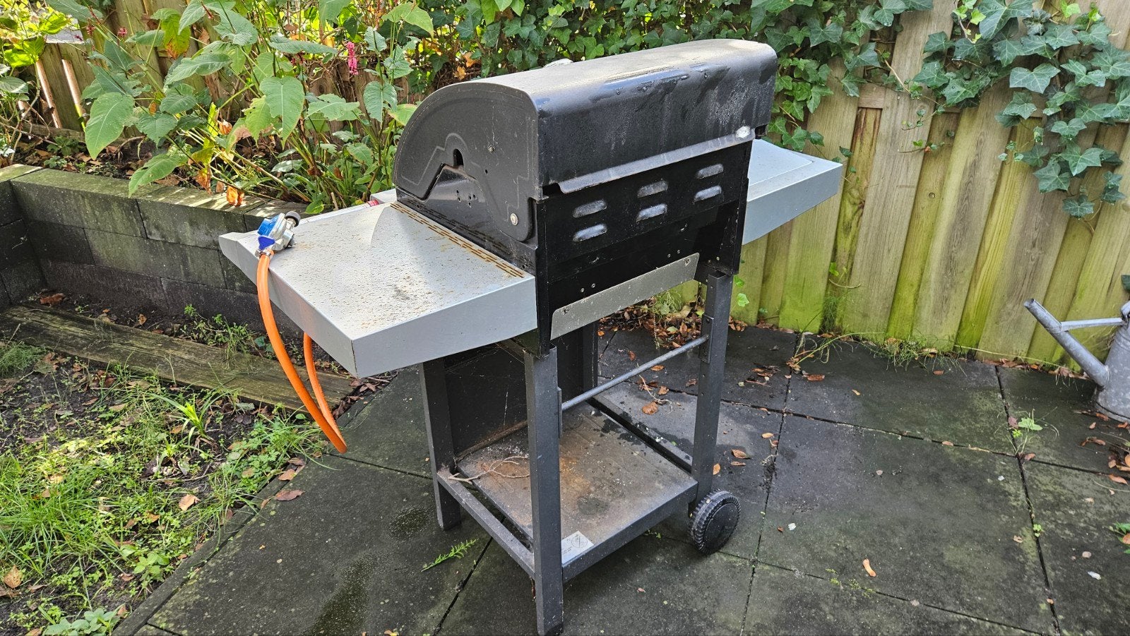 Gasbarbecue met zijbrander en hoes, Ophalen, Gebruikt, Onbekend