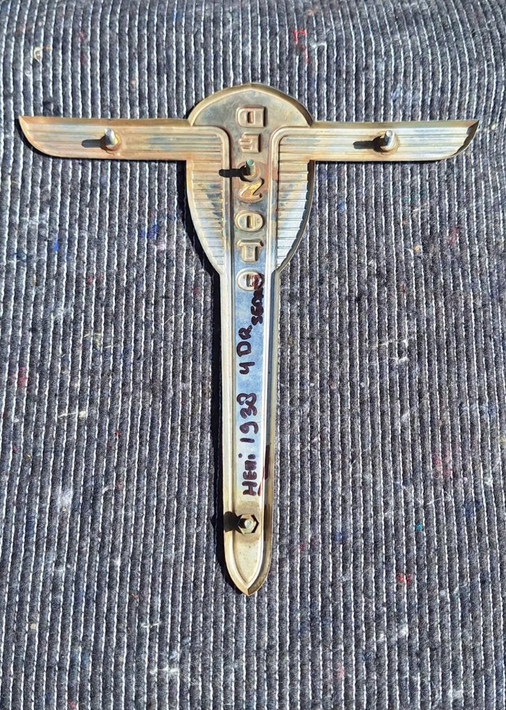 Kofferbakembleem van een DeSoto S5 Deluxe sedan uit 1938., Gebruikt, ., Ophalen of Verzenden, .