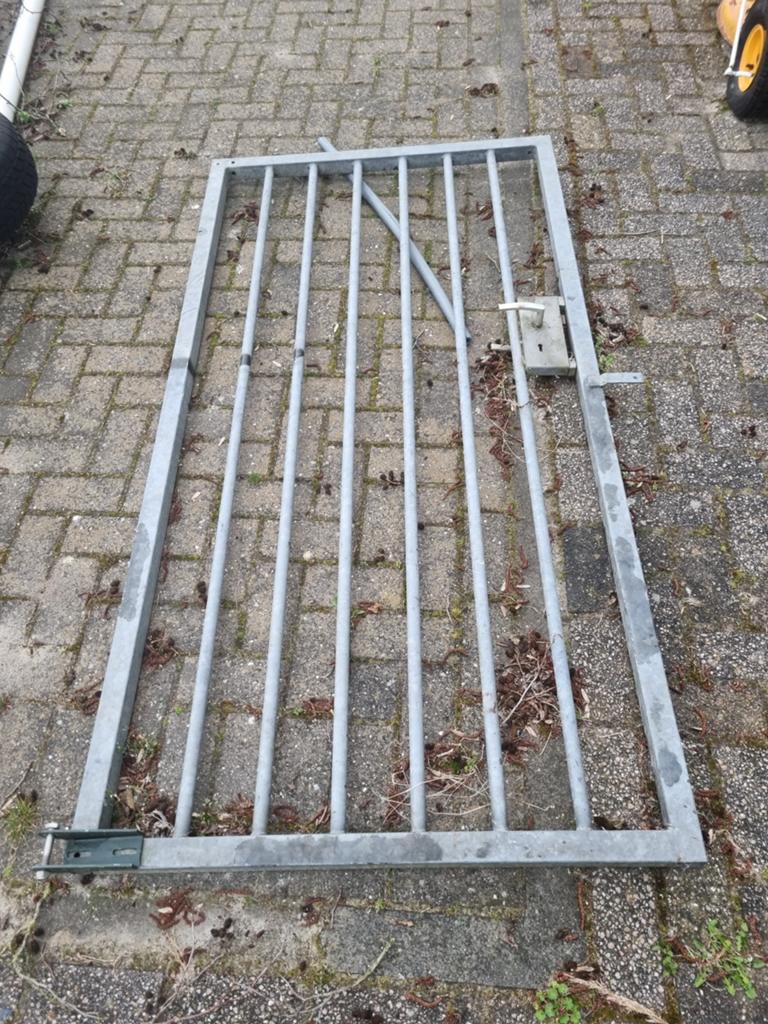 Stevige metalen poort voor tuin of erf, Met poort, Gebruikt, IJzer, Spijlenhekwerk