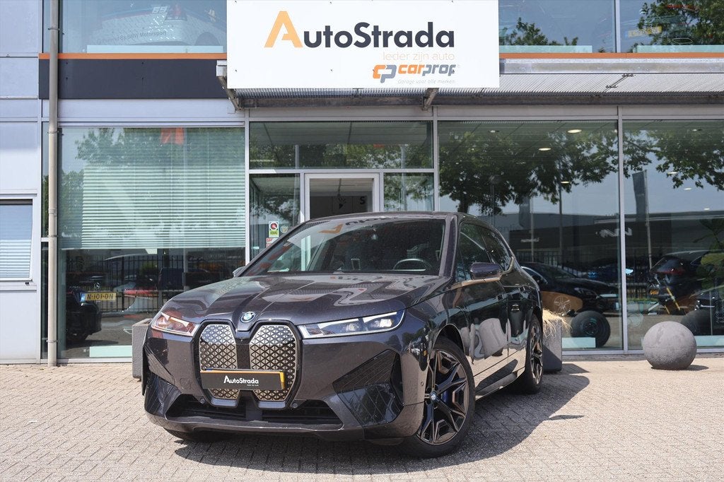 BMW Ix (i20) xDrive40 M-Sport 326pk 99% SoH I Stoelverkoelin, Auto's, BMW, Gebruikt, Met garantie (alle), Vierwielaandrijving