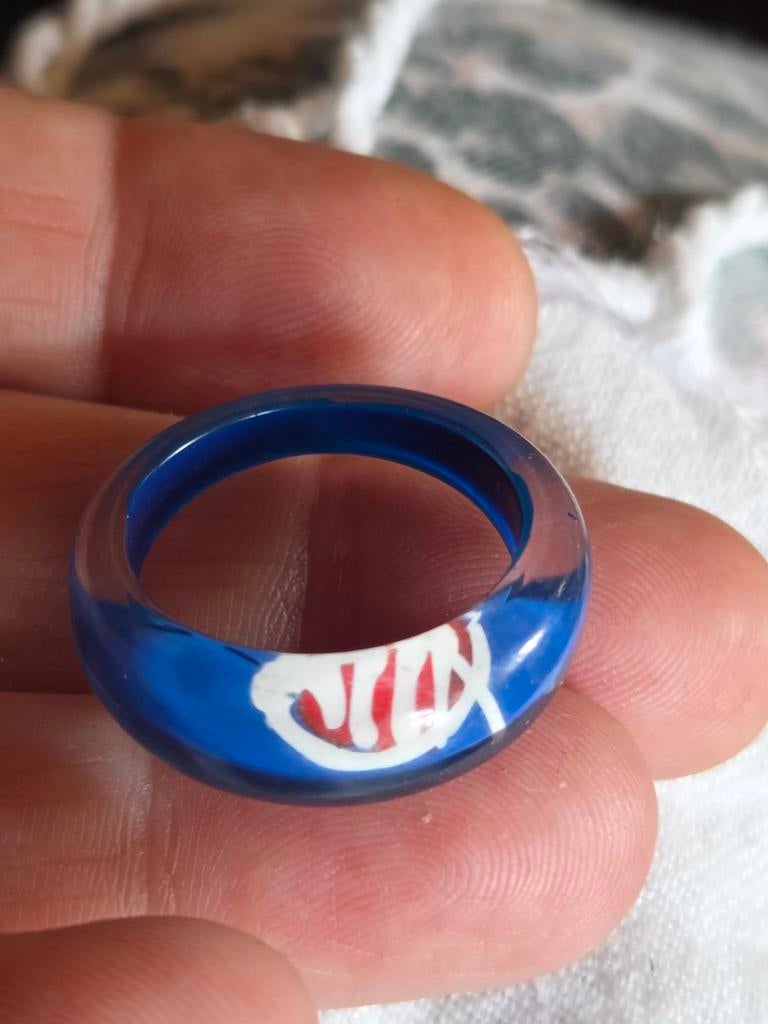 Blauwe ring met wit/rood detail, maat 19, Sieraden, Tassen en Uiterlijk, Ringen, Kunststof, Blauw, 19 tot 20, Nieuw
