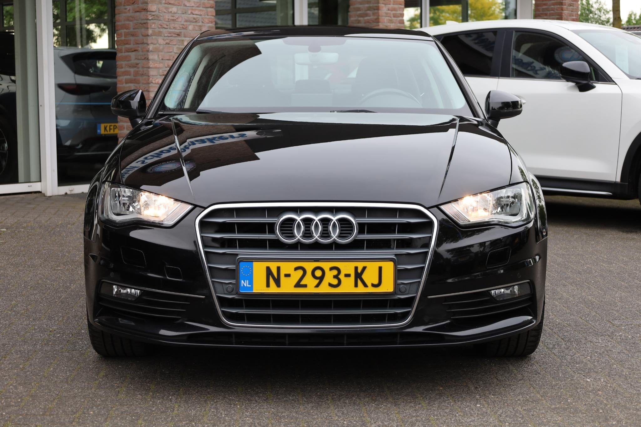Audi A3 Limousine 1.4 TFSI Ambition HALFLEER NAVI 2xPDC STOE, Voorwielaandrijving, Gebruikt, 4 cilinders, Zwart
