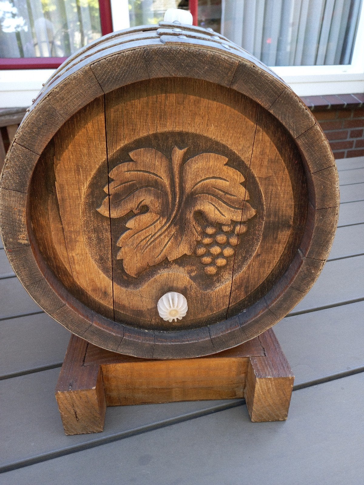 Decoratieve Wijnvat met Druivenmotief op Standaard, Ophalen