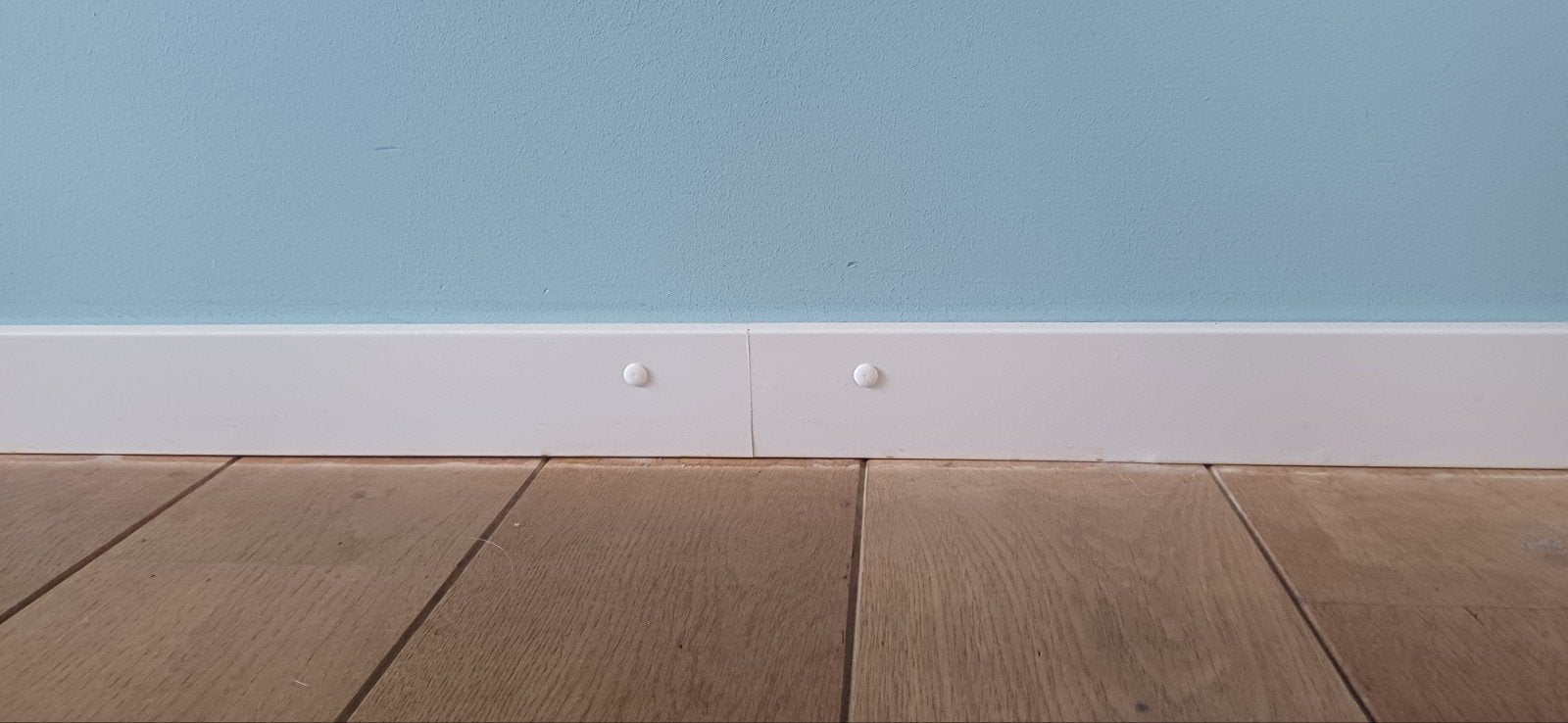 Witte plinten 25m, 7cm hoog, 1.5cm diep, incl. schroeven, Ophalen, Gebruikt, 200 tot 250 cm