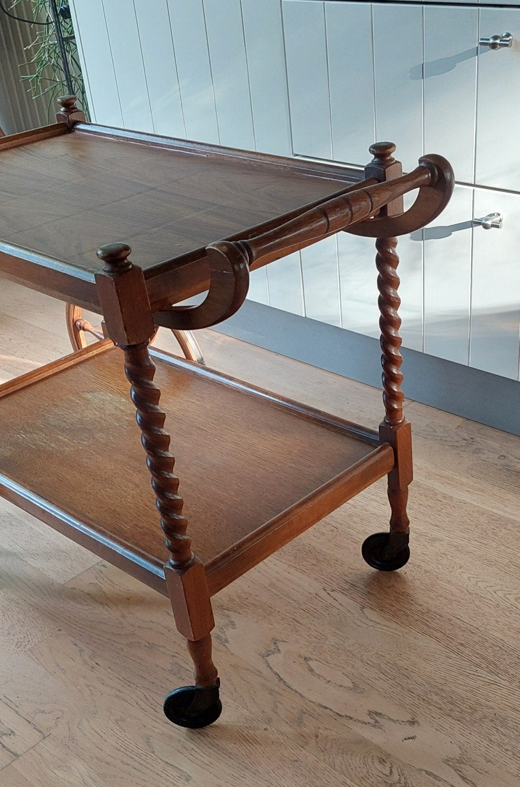 Vintage theewagen, trolley, Ophalen