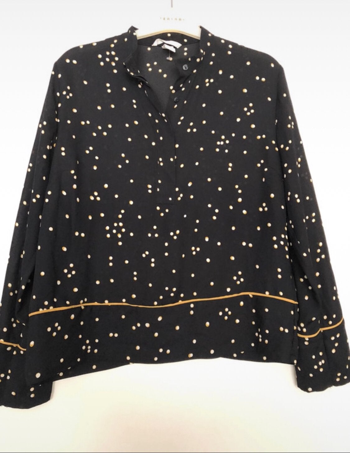 Zwarte blouse met stippen en gouden accenten, Kleding | Dames, Ophalen of Verzenden, Zo goed als nieuw, Maat 34 (XS) of kleiner