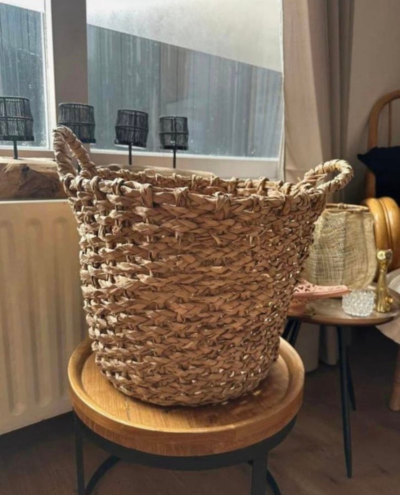 Grote rotan mand met twee handvaten uit Bali, Huis en Inrichting, Woonaccessoires | Schalen en Manden, Ophalen of Verzenden, Zo goed als nieuw