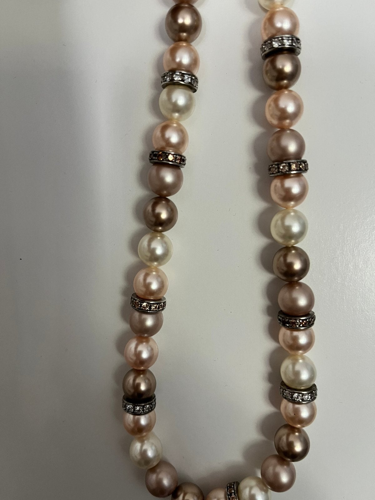 Elegante zinzi parelketting met strass details, Sieraden, Tassen en Uiterlijk, Kettingen, Overige materialen, Beige, Ophalen of Verzenden
