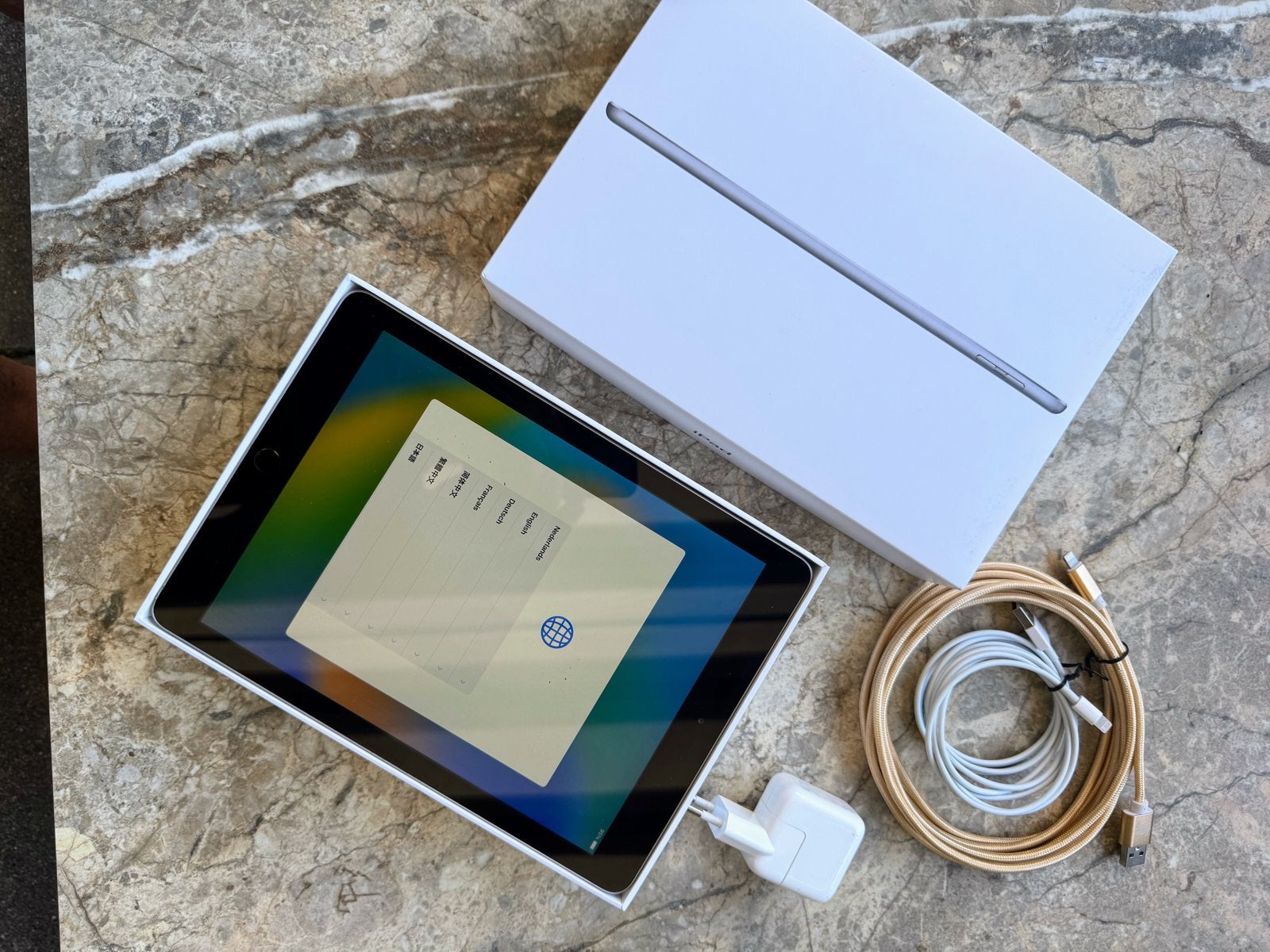 Apple iPad 5e Generatie 128GB A1822 met 2 hoezen en lader, Computers en Software, Apple iPads, 10 inch, Overige kleuren, Apple iPad