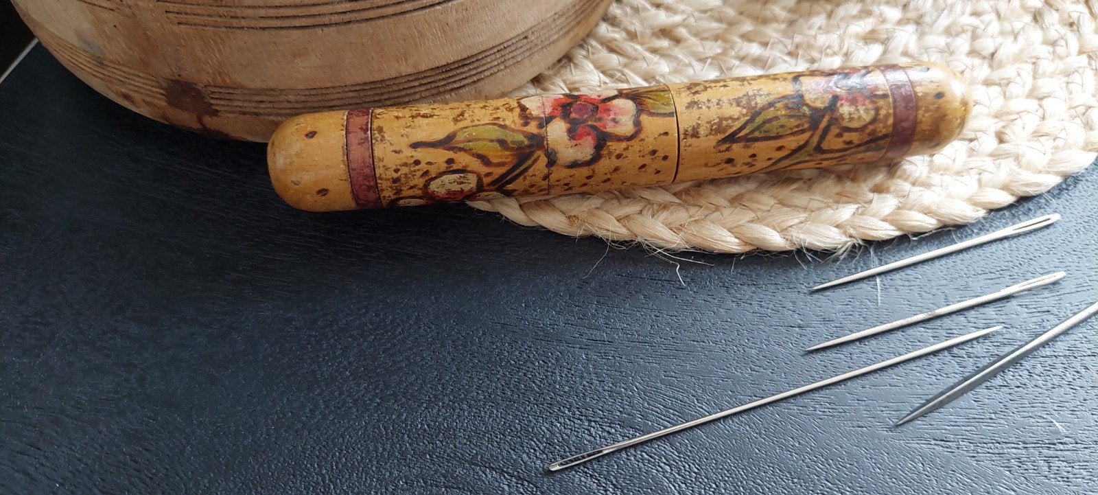 OUDE HOUTEN NAALDEN KOKER HAAKNAALDEN KOKER + 4 NAALDEN, Antiek en Kunst, Ophalen of Verzenden