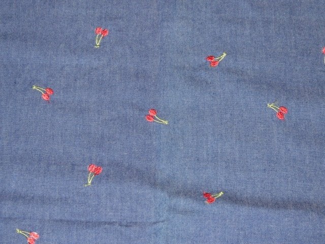Vintage lapje stof donkerblauw met geborduurde kersjes NIEUW, Blauw, Nieuw, Ophalen of Verzenden, 30 tot 120 cm