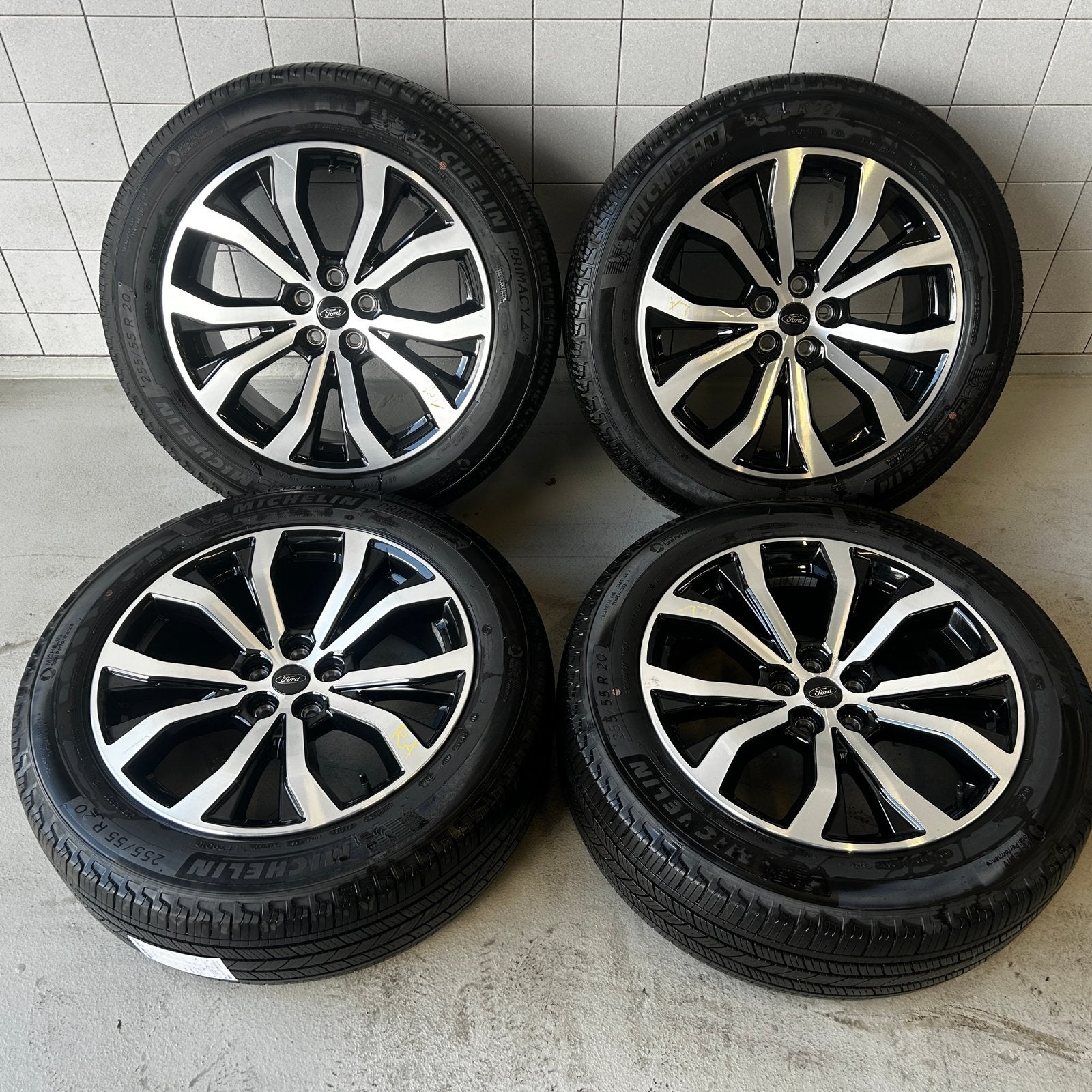 Originele Ford Explorer 20” wielen | Michelin 4Seisoen band, Auto-onderdelen, Banden en Velgen, Ophalen, Gebruikt, 255 mm, Banden en Velgen