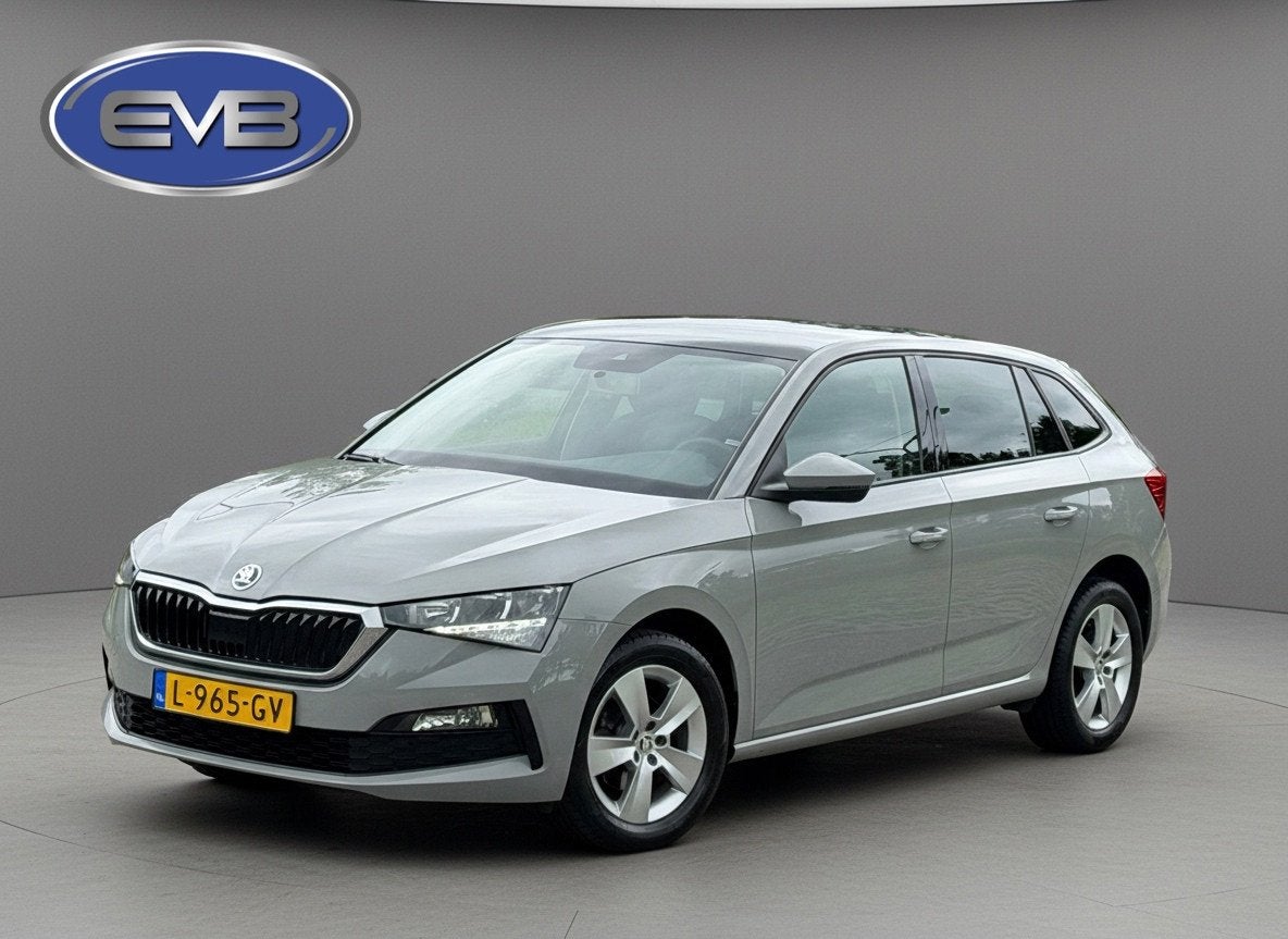 Skoda Scala 1.0 TSI 110 pk Ambition, glazen panoramadak, cru, Auto's, Scala, Gebruikt, Euro 6, 610 kg