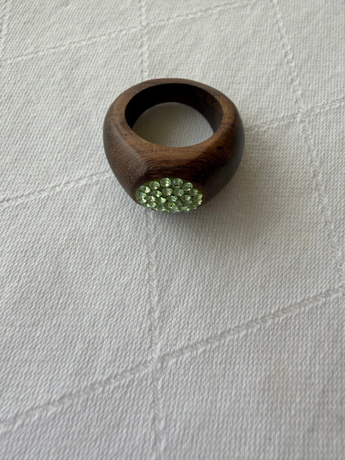 Houten ring met groene strass steentjes, Ophalen of Verzenden, Zo goed als nieuw, Dame, Groen