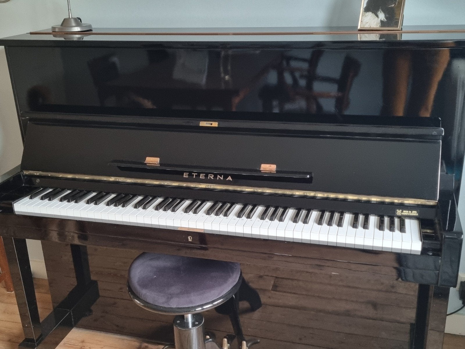 Hoogglans zwarte Eterna piano, Ophalen, Zwart, Zo goed als nieuw, Piano
