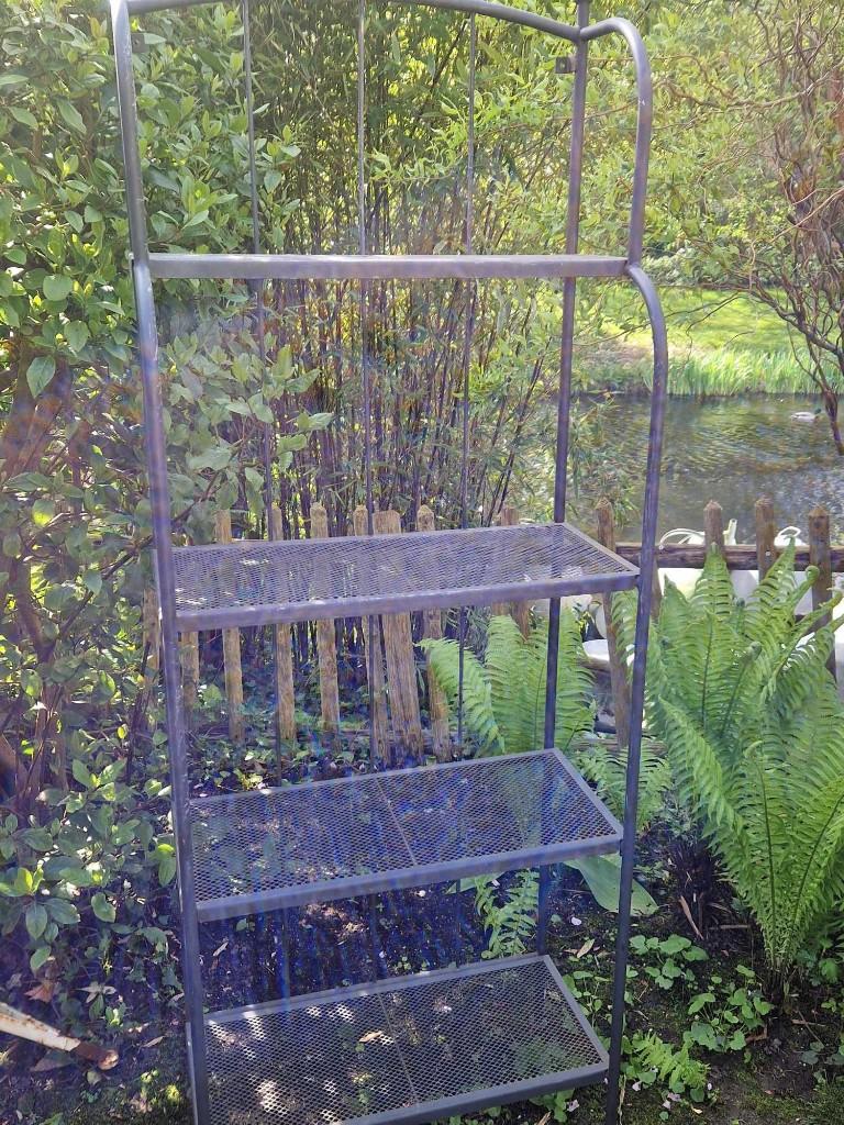 Mooie hoge ijzeren tuin etagère met 4 plateaus (brocante), Tuin en Terras, Tuinwanddecoratie, Ophalen, Gebruikt
