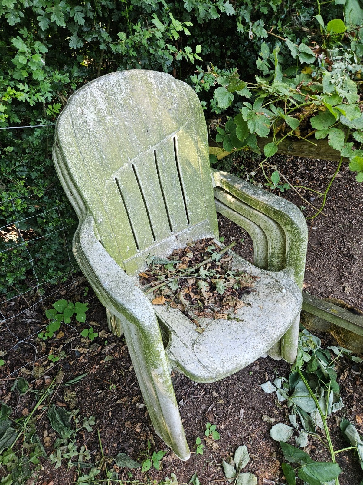 Oude plastic tuinstoel, gratis af te halen, Ophalen, Gebruikt, Kunststof, Stapelbaar