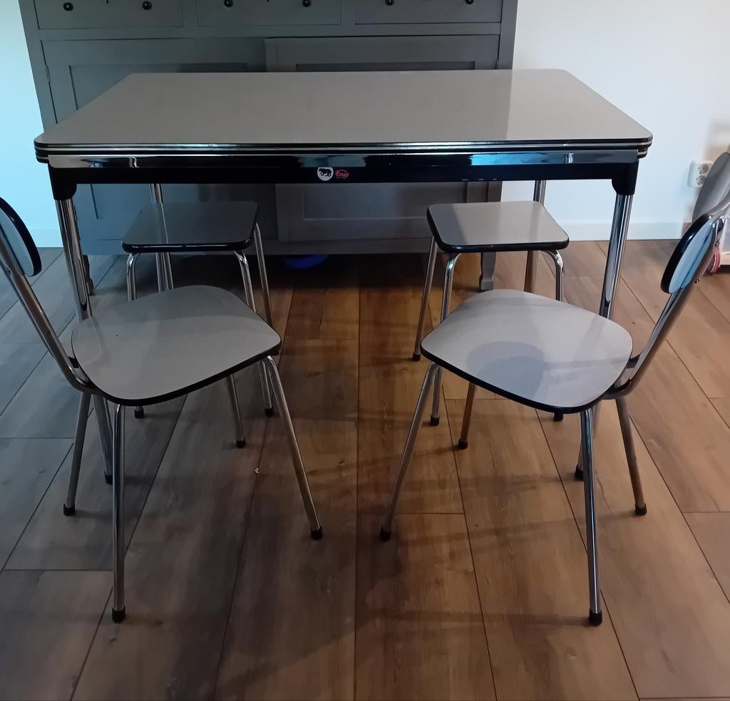 Formica uitschuifbare tafel met 2 stoelen en 2 krukjes, Huis en Inrichting, Tafels | Eettafels, Ophalen, Gebruikt, Rechthoekig