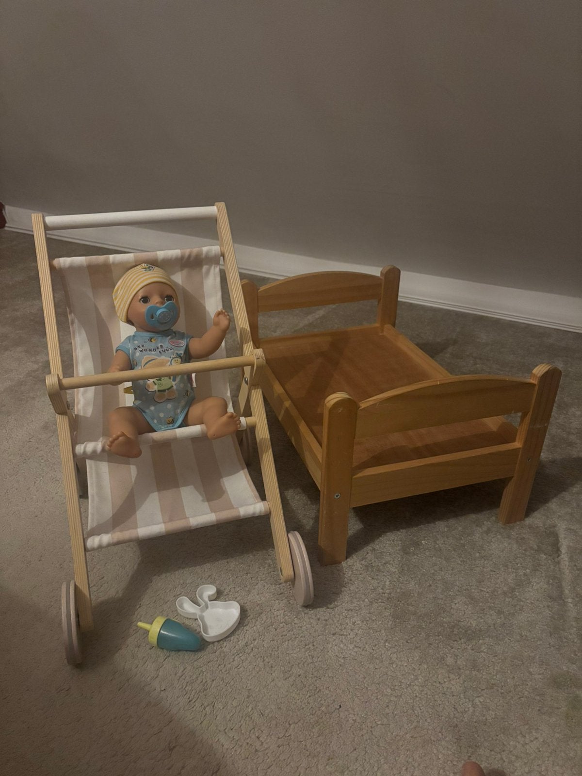 Baby born met kinderwagen en wieg, Kinderen en Baby's, Speelgoed | Poppen, Ophalen, Zo goed als nieuw, Babypop
