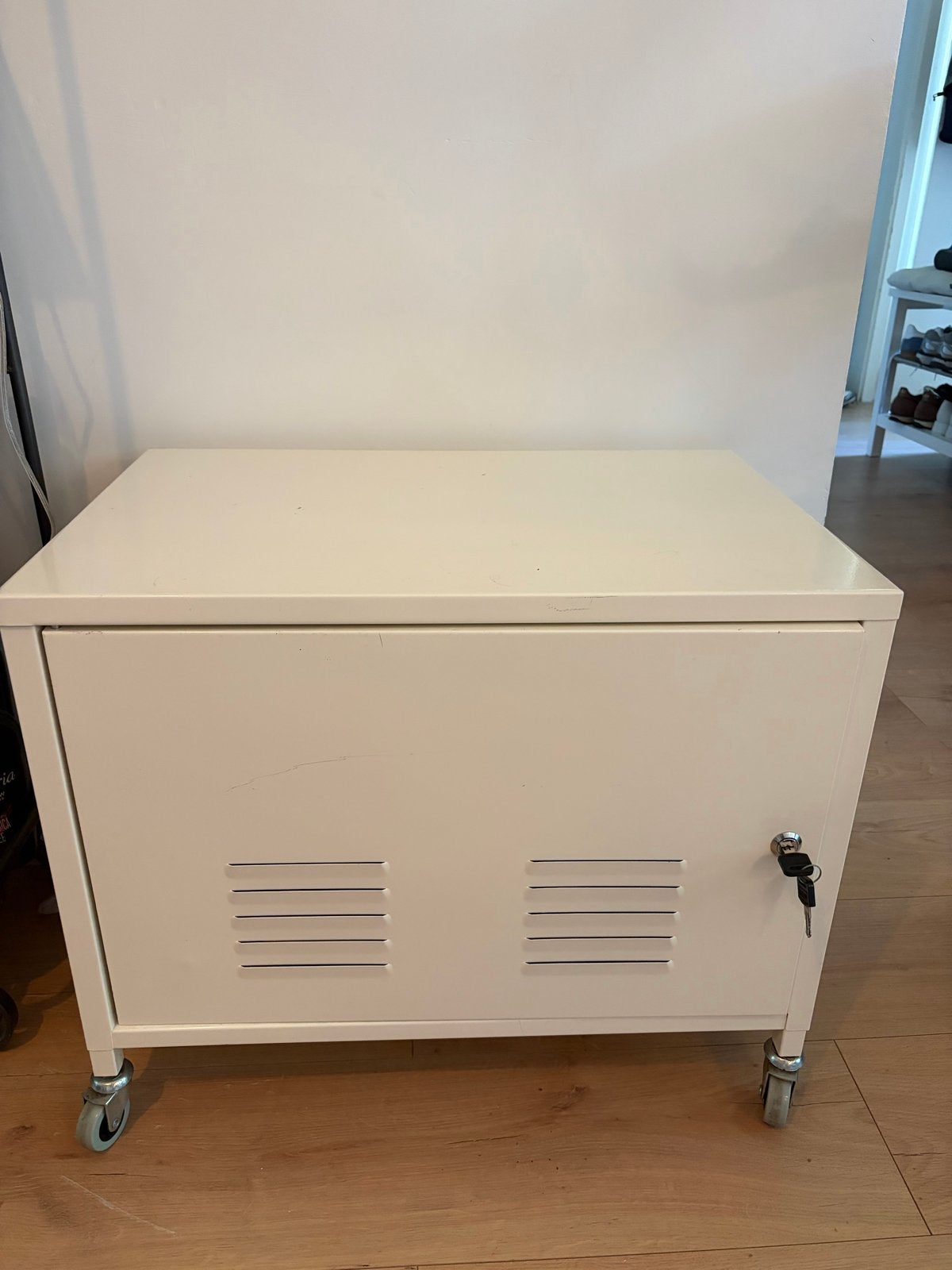 Wit metalen kastje op wieltjes met slot (40x60x50 cm), Ophalen, Gebruikt