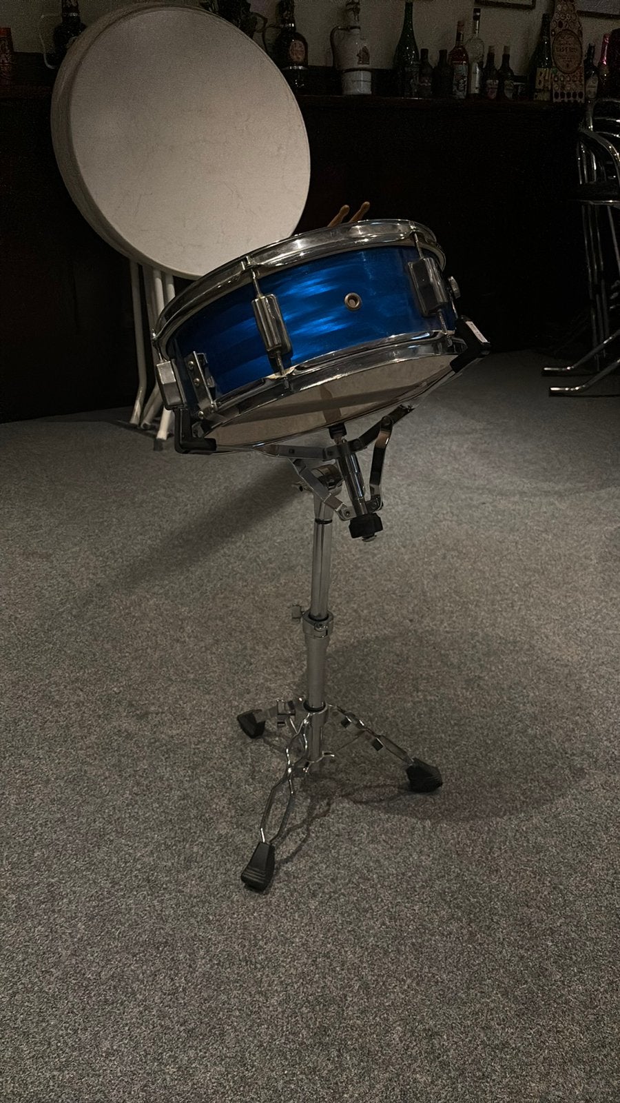 Snaartrommel / Snaredrum met standaard en drumstokken