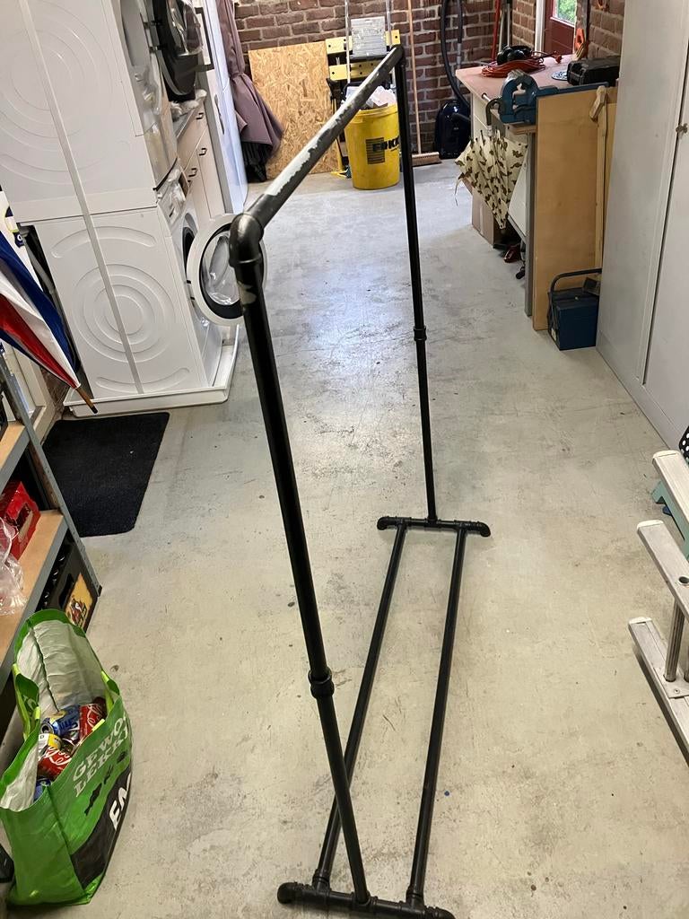 Gratis Stevige kledingrek van zwarte metalen buizen, Kleding | Dames, Kledingrekken, Ophalen, Gebruikt