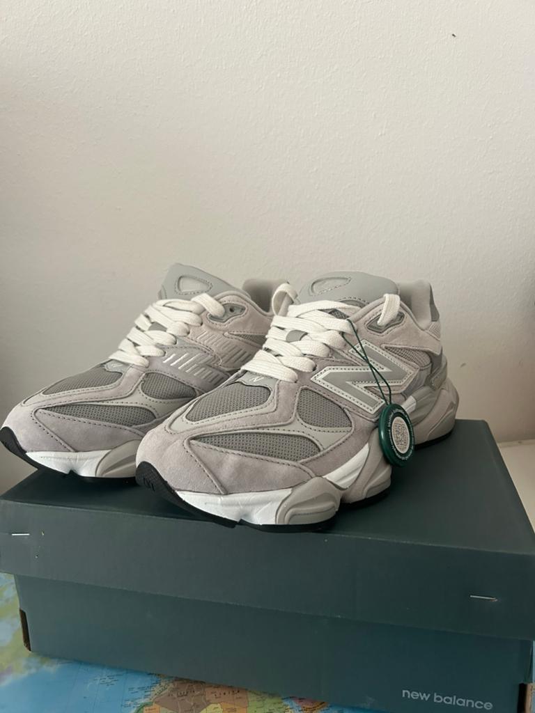 New Balance 9060 Lichtgrijs NIEUW, Kleding | Dames, Schoenen, Ophalen of Verzenden, Nieuw, Grijs, Sneakers of Gympen