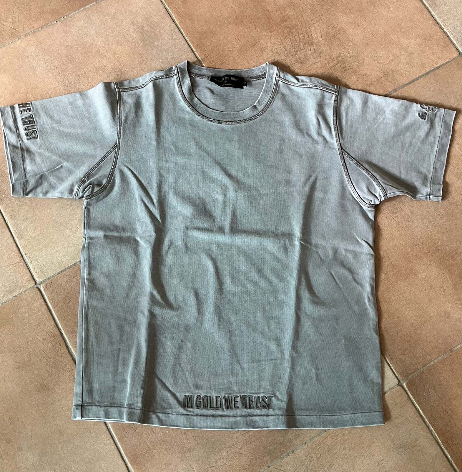 T shirt In Gold We Trust, Verzenden, Nieuw, Maat 46 (S) of kleiner, Grijs
