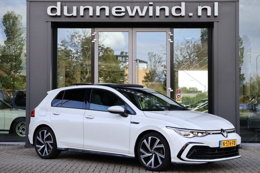 Volkswagen GOLF 1.5 R-LINE PANO*SFEER*H&K*IQ-LIGHT*CARPLAY*A, Auto's, 680 kg, 4 cilinders, 150 pk, Wit