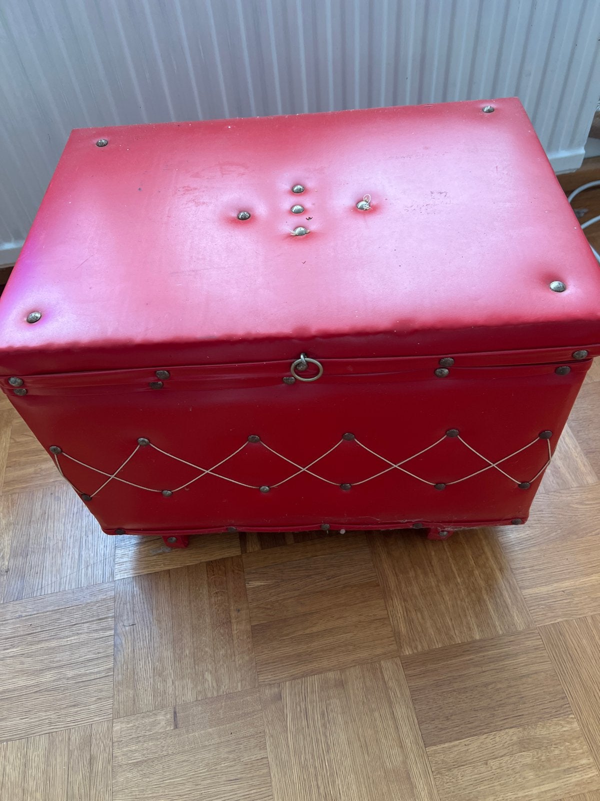 Vintage Rode Opbergkist / Poef met Decoratieve Details, Ophalen, 50 – 75, Kunststof, Gebruikt