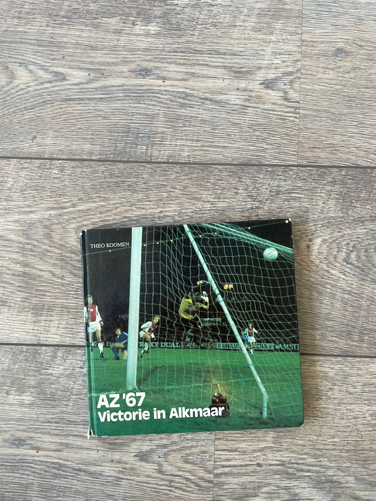 AZ 67 – Victorie in Alkmaar – Theo Koomen – voetbalboek, Ophalen of Verzenden, Gelezen, Balsport