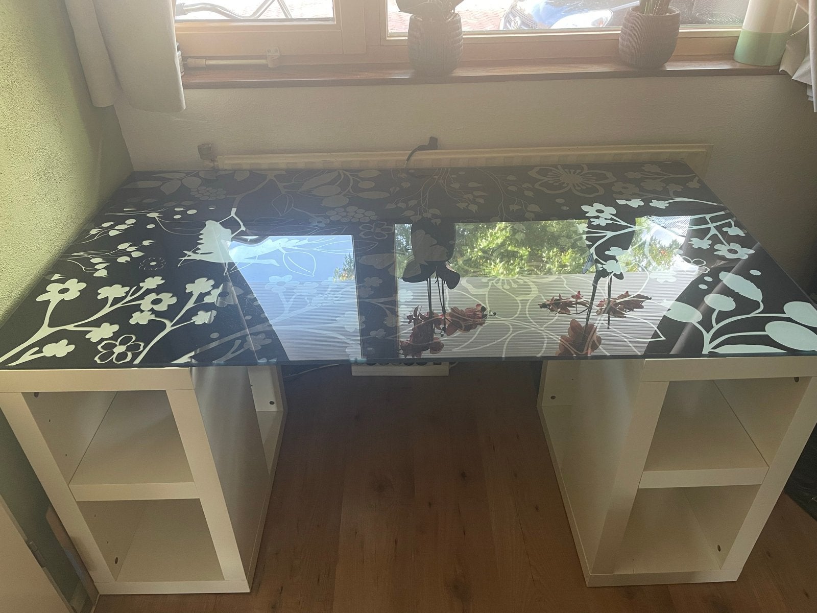 GRATIS IKEA Bureau met Glasplaat - 150x80 cm, Huis en Inrichting, Ophalen, Opbergruimte, Gebruikt, IKEA