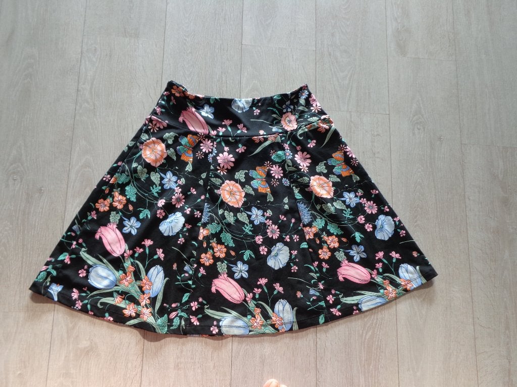 zwart gebloemde rok van King Louie, maat M, Kleding | Dames, Zwart, Maat 42/44 (L), Ophalen of Verzenden, Zo goed als nieuw