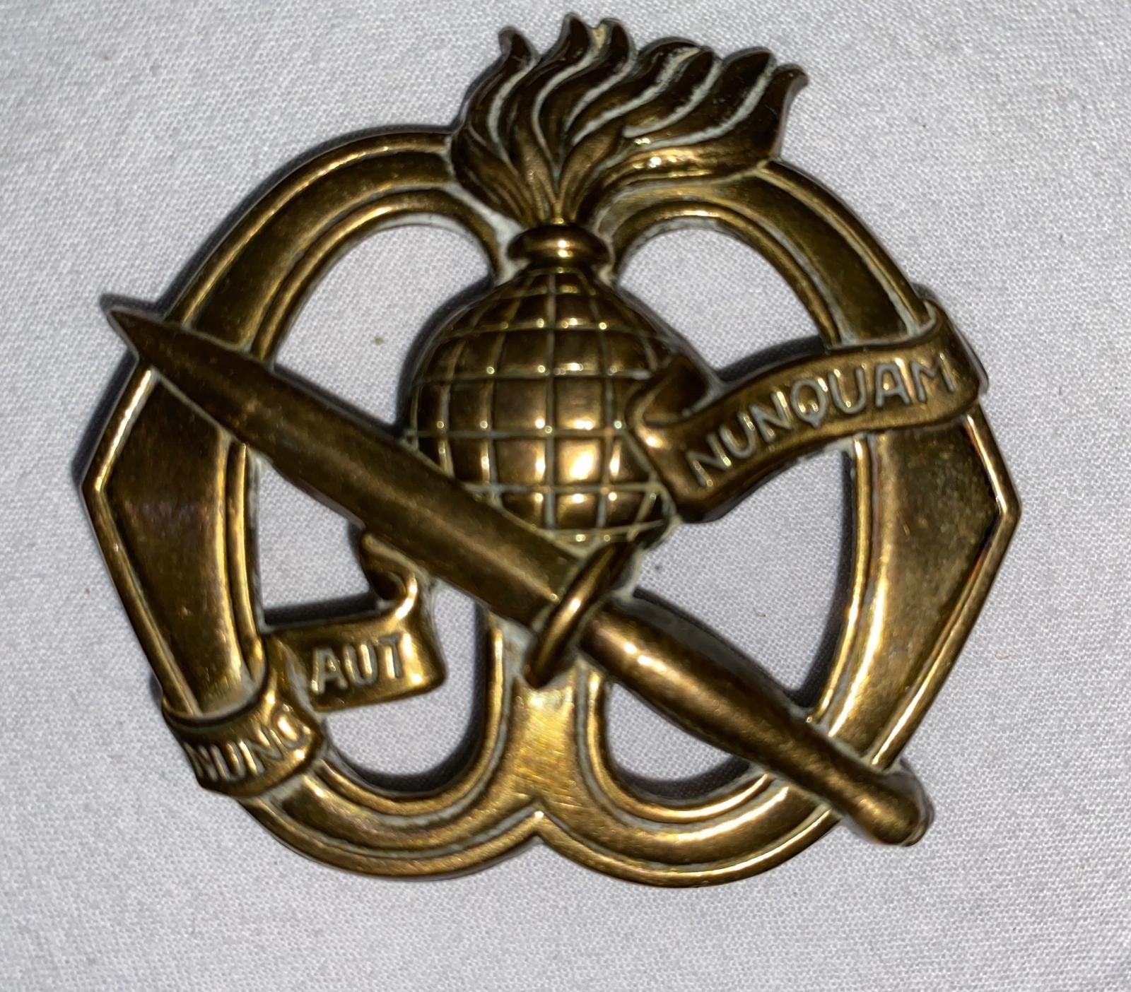 Baretembleem KCT dolk met smalle ribbels., Verzamelen, Militaria | Algemeen, Ophalen of Verzenden, Landmacht, Nederland, Mes of Dolk