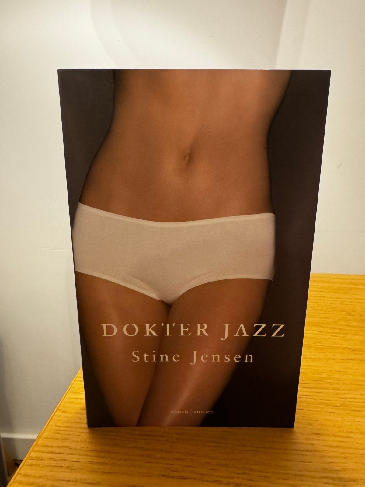 Dokter Jazz - Stine Jensen (Roman), Ophalen of Verzenden, Zo goed als nieuw, Nederland