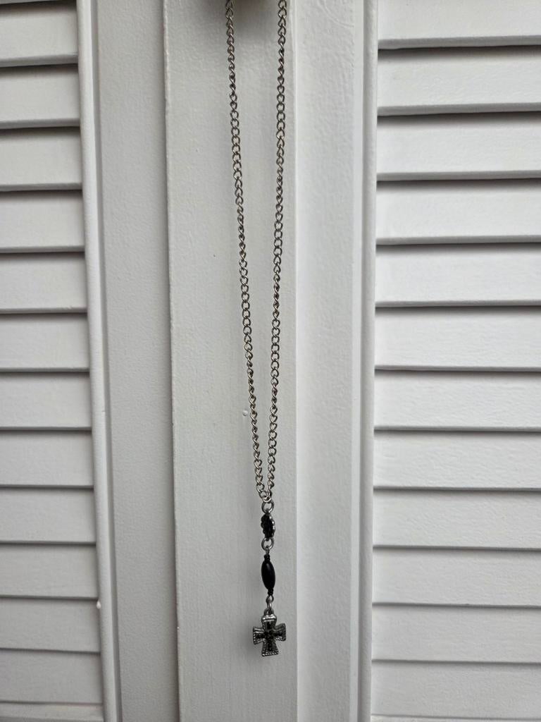 Zelfgemaakte zilverkleurige ketting met kruisje, Sieraden, Tassen en Uiterlijk, Kettingen, Ophalen, Zo goed als nieuw, Zilver