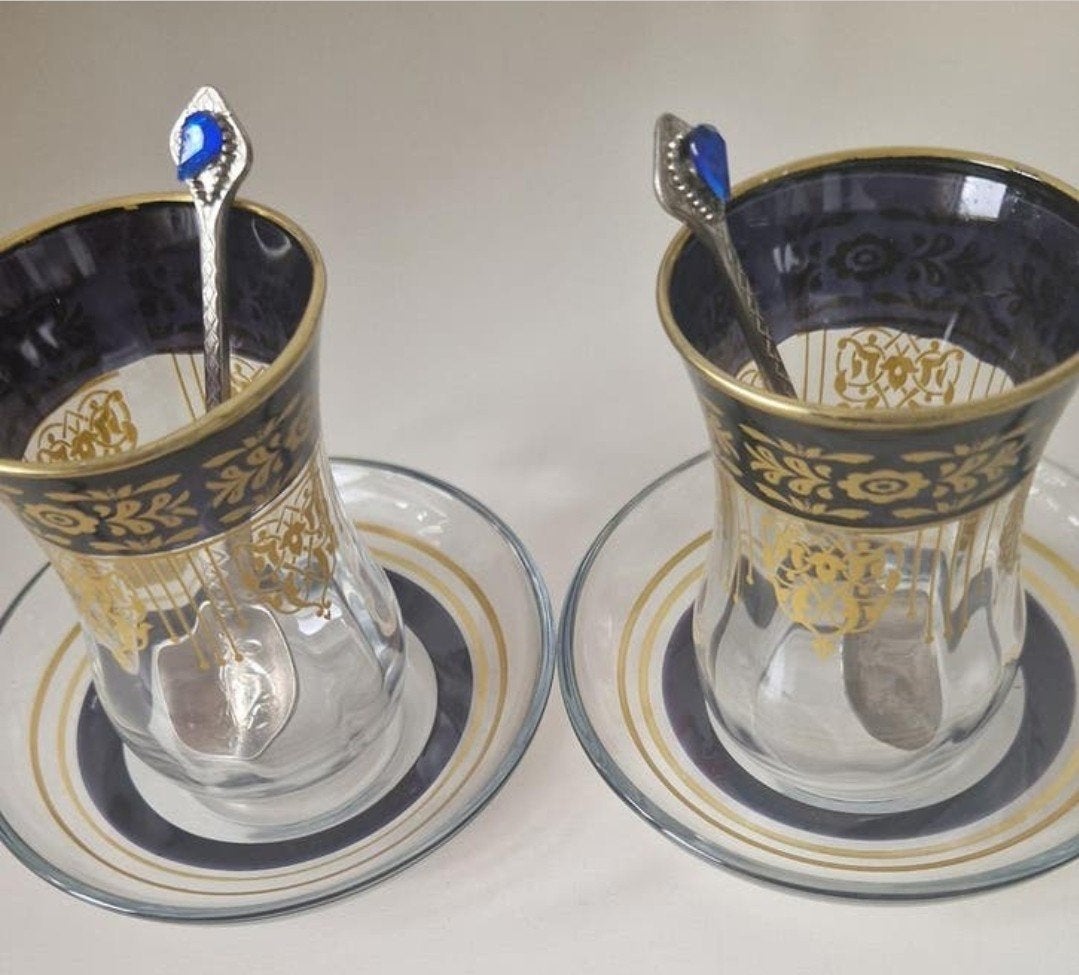 2 Nieuwe Turkse theeglazen met schotels en lepeltjes, Ophalen