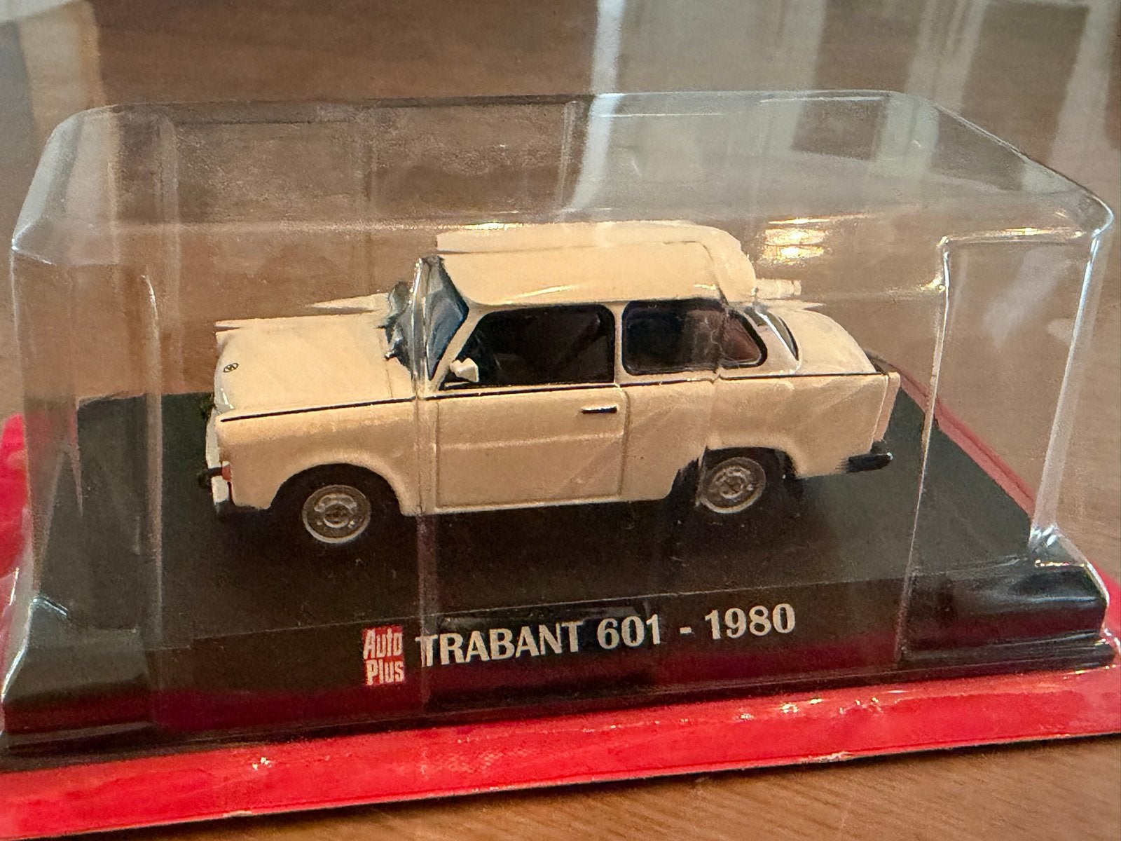 Trabant 601 - 1980 modelauto met tijdschrift, Ophalen of Verzenden, Zo goed als nieuw, Auto, Overige merken
