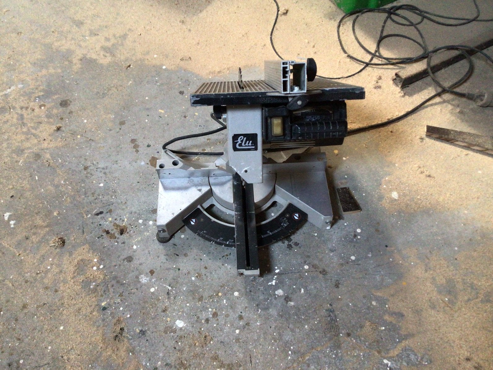 Zaagtafel en afkortzaag van het merk elu, Doe-het-zelf en Verbouw, Gereedschap | Zaagmachines, Ophalen, Zo goed als nieuw, Afkortzaag