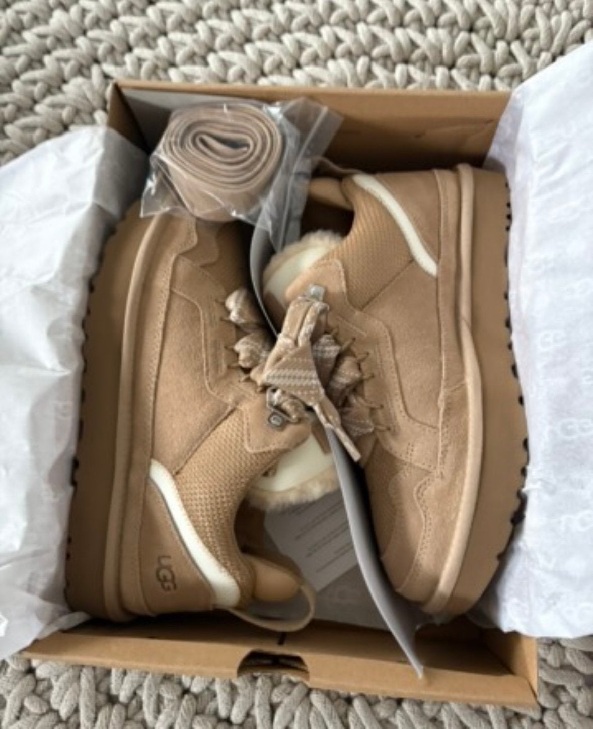 Ugg lowmel sand maten 39 40, Ophalen of Verzenden, Nieuw, Beige, Pantoffels of Sloffen
