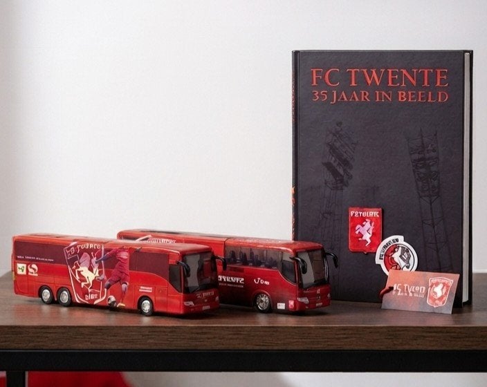 FC Twente 35 jaar in beeld boek met spelersbusjes, Boeken, Sportboeken, Balsport, Ophalen