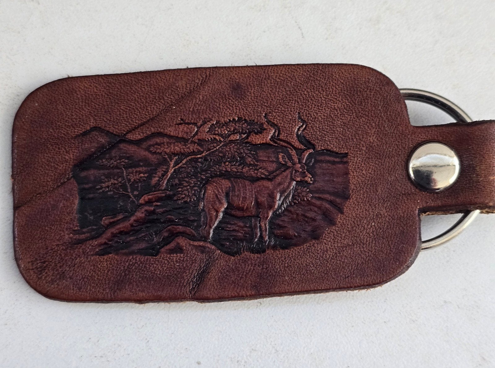 Leren sleutelhanger met reliëf van hert - Uniek design, Ophalen of Verzenden, Gebruikt, Dier of Natuur