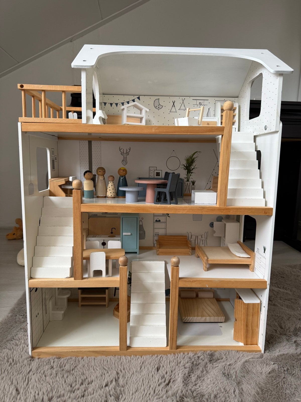 Groot houten poppenhuis met meubels en poppetjes, Ophalen, Zo goed als nieuw, Poppenhuis