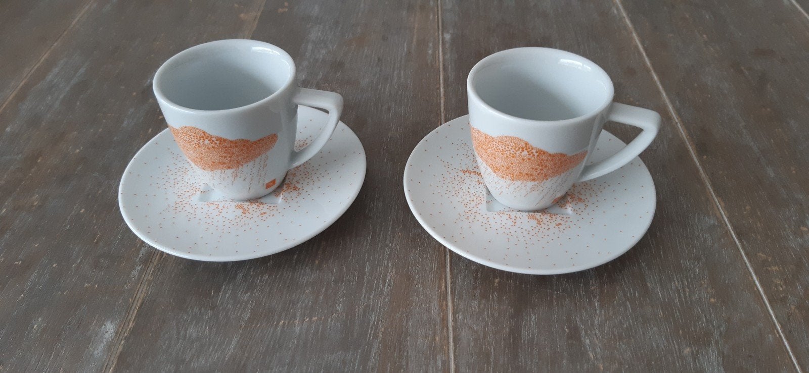 Nespresso kop en schotel wit/oranje - 2 stuks, Overige merken, Keramiek, Nieuw, Ophalen of Verzenden